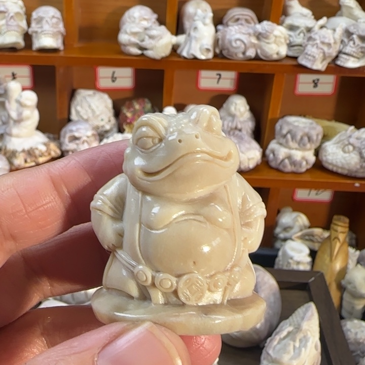 金***藤非金属配饰鹿角雕刻金蟾