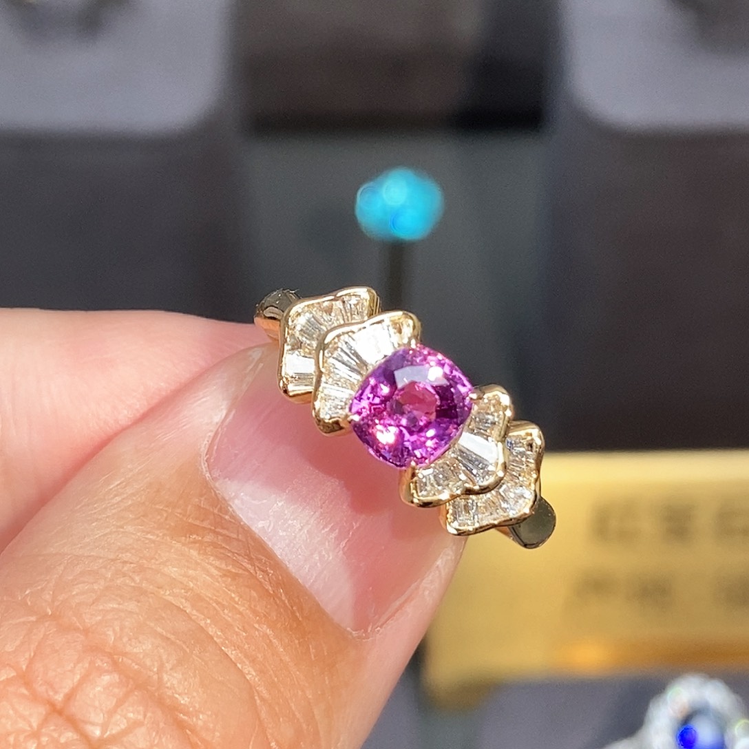 彩色蓝宝石戒指18K金镶嵌1.01克拉