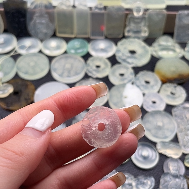 岫玉未镶嵌颈饰龙扣扣