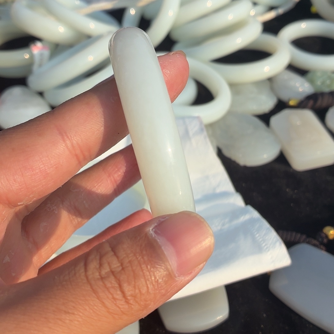 和田玉未镶嵌手镯