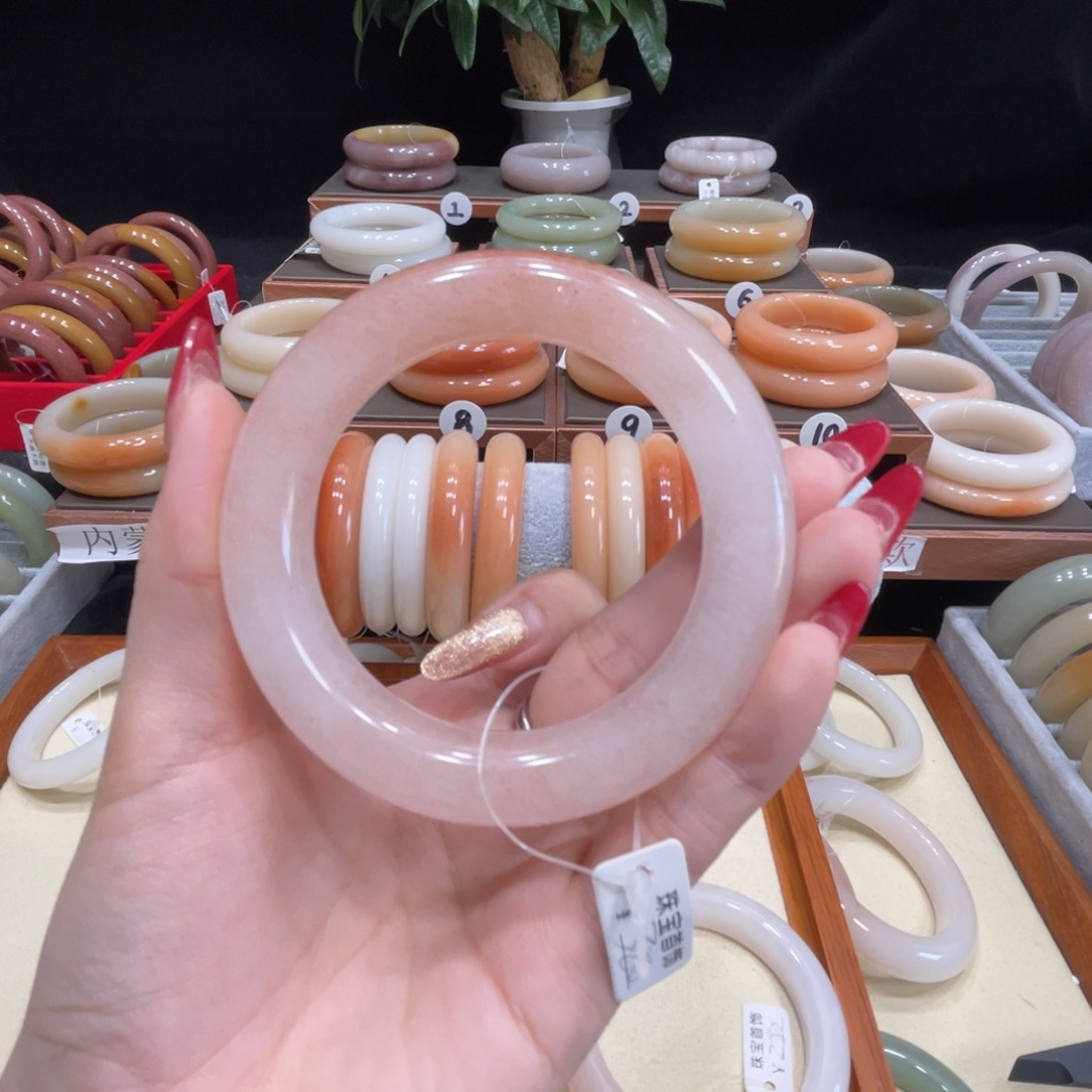 二***四石英质玉未镶嵌手镯