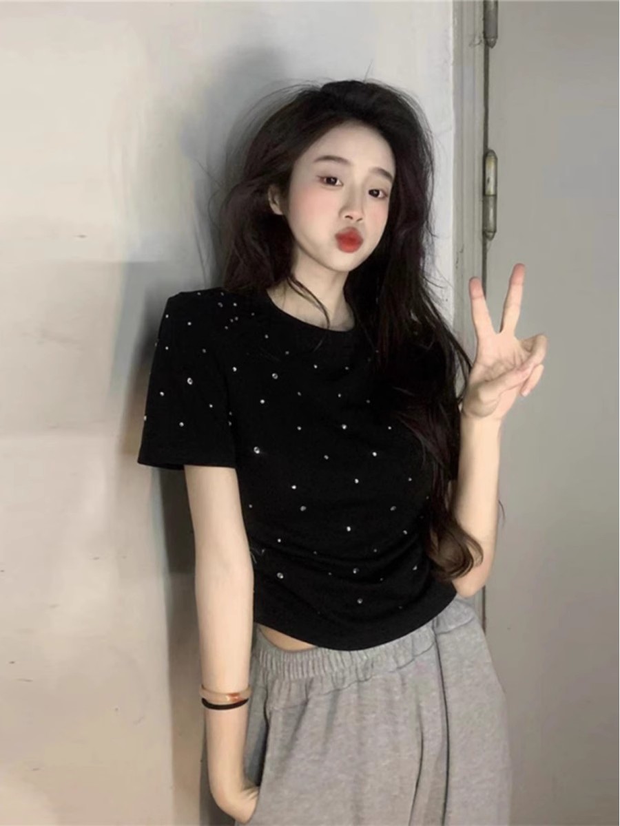 黑色烫钻短袖t恤女2025夏季新款设计感小众别致正肩紧身短款上衣