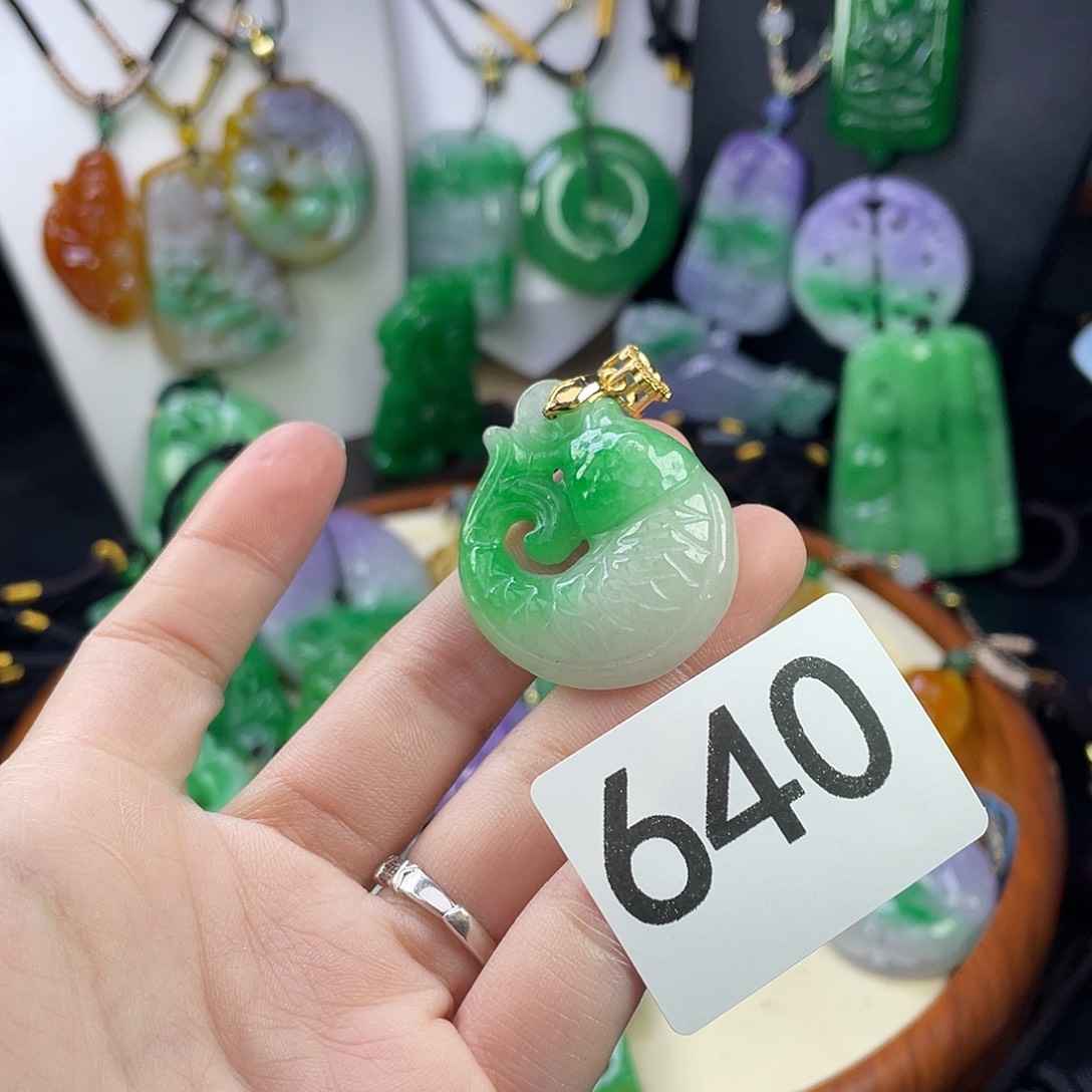 翡翠未镶嵌吊坠(赠链)