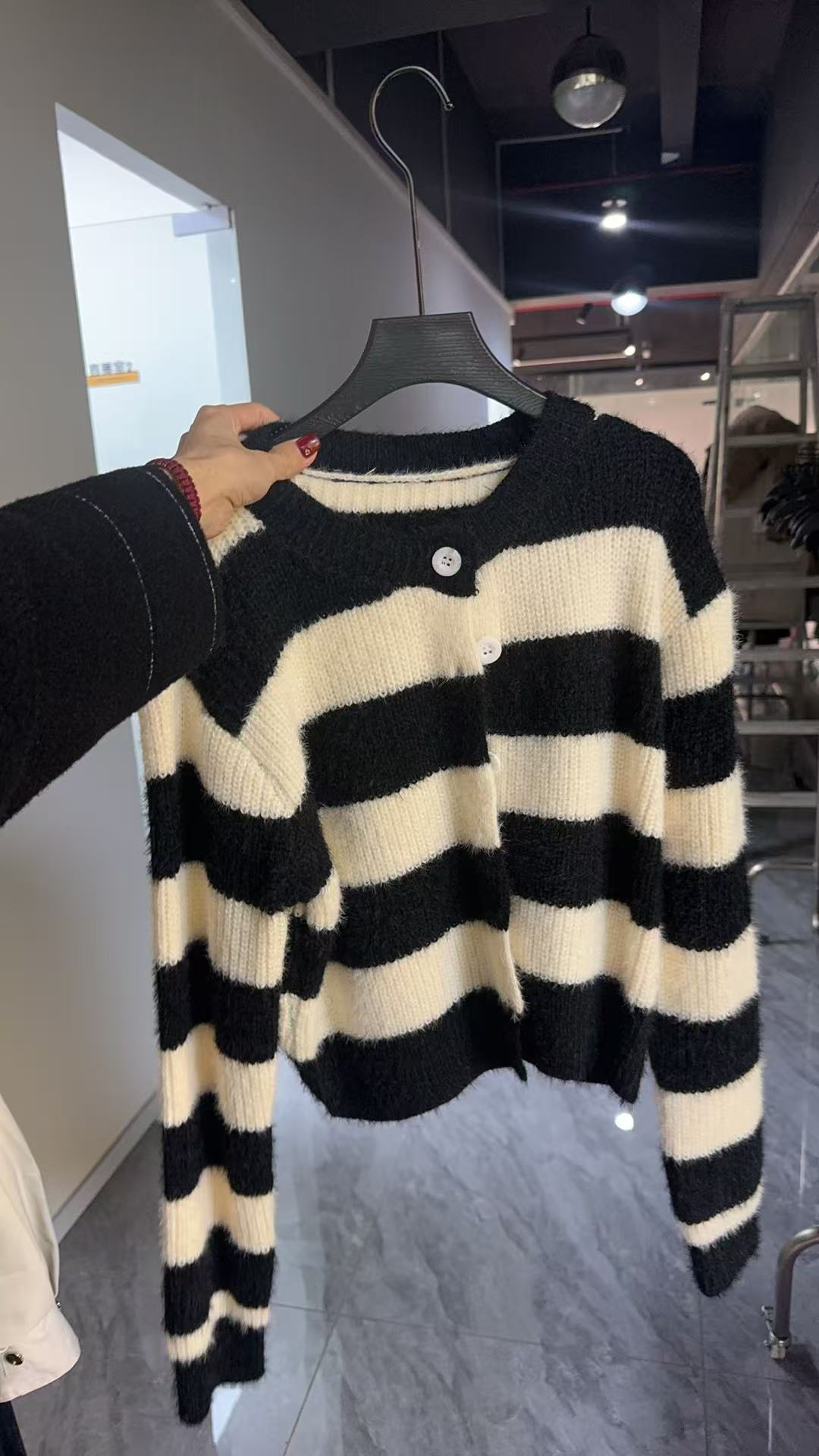 宽松黑白时尚长袖常规毛针织衫厚款短款条纹女装毛衣女针织衫