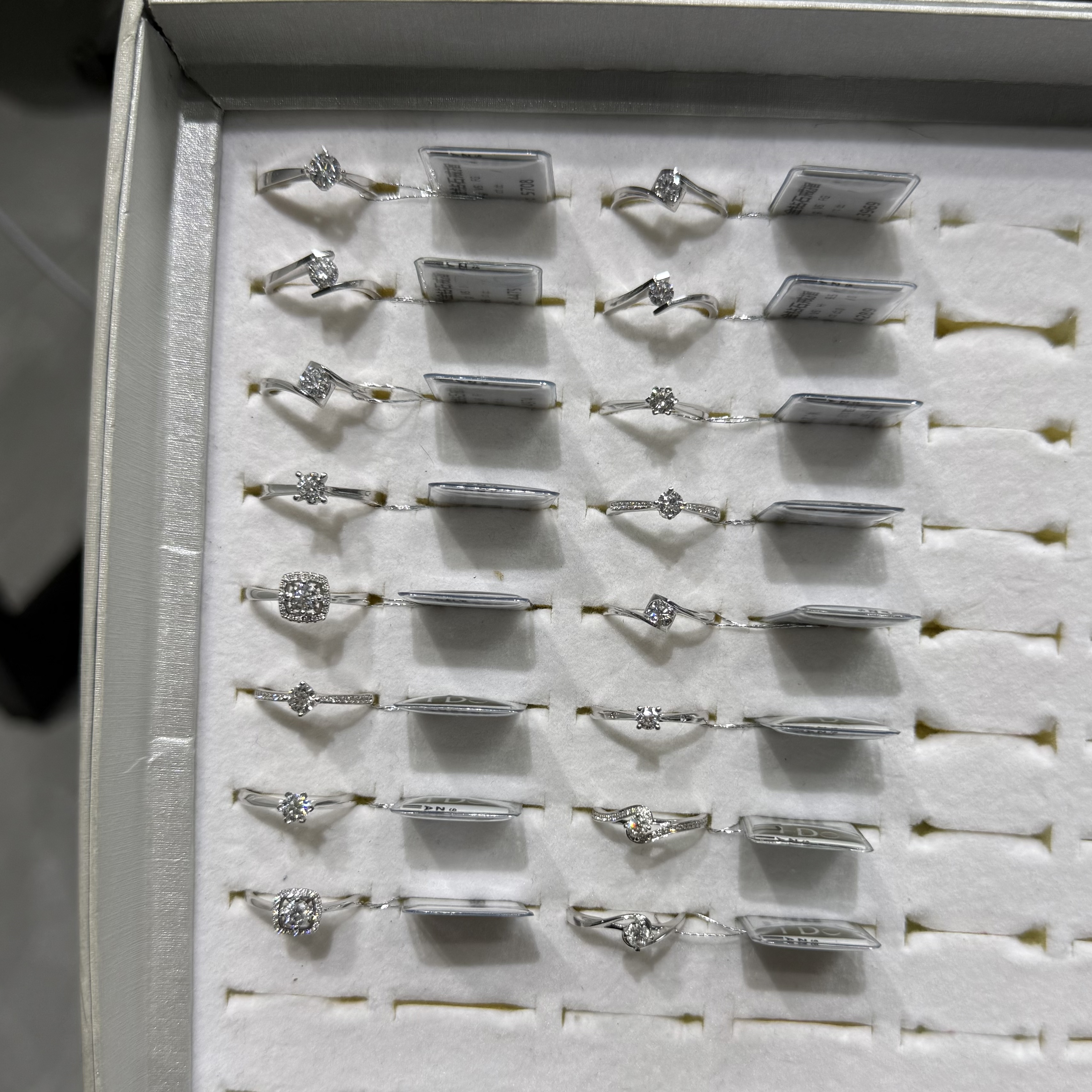 do家撤柜18k金天然钻石戒指 