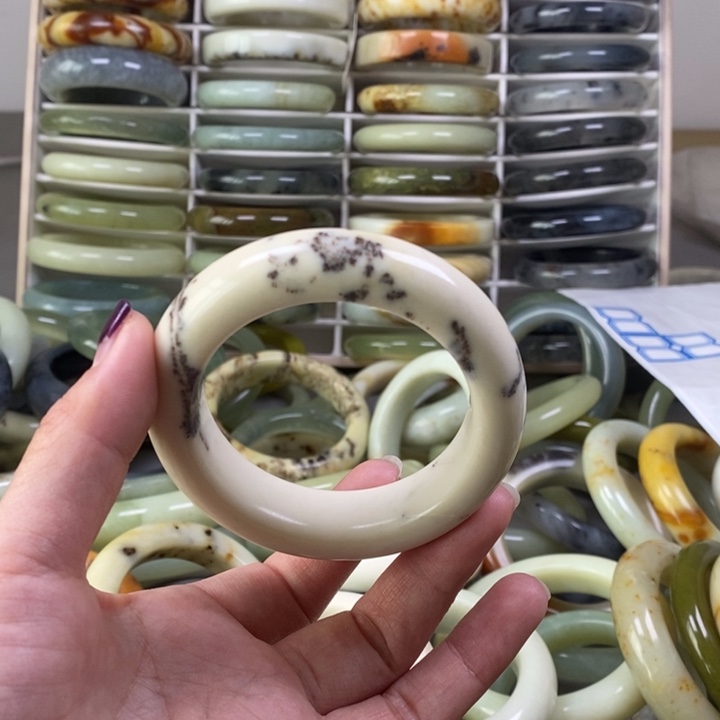 蛇纹石玉手镯未镶嵌