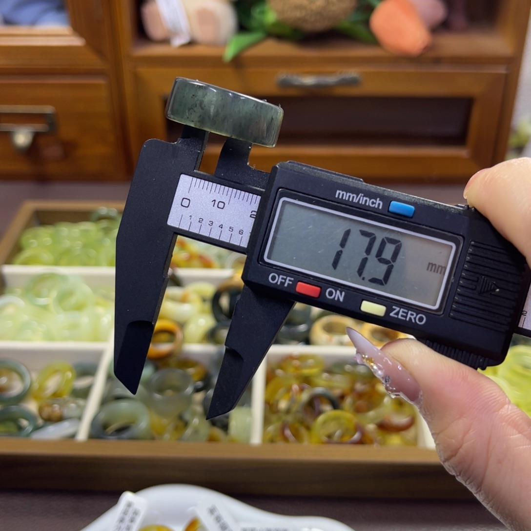 蛇纹石玉未镶嵌手镯114