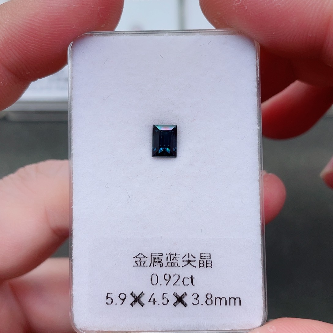 尖晶石裸石未镶嵌0.92克拉黑蓝尖晶