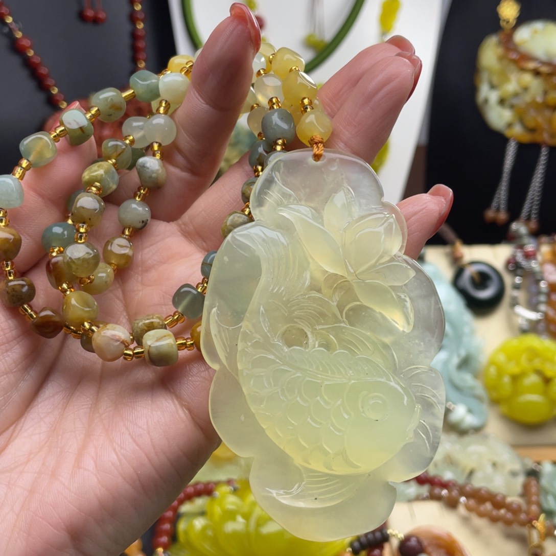 未镶嵌蛇纹石玉颈饰