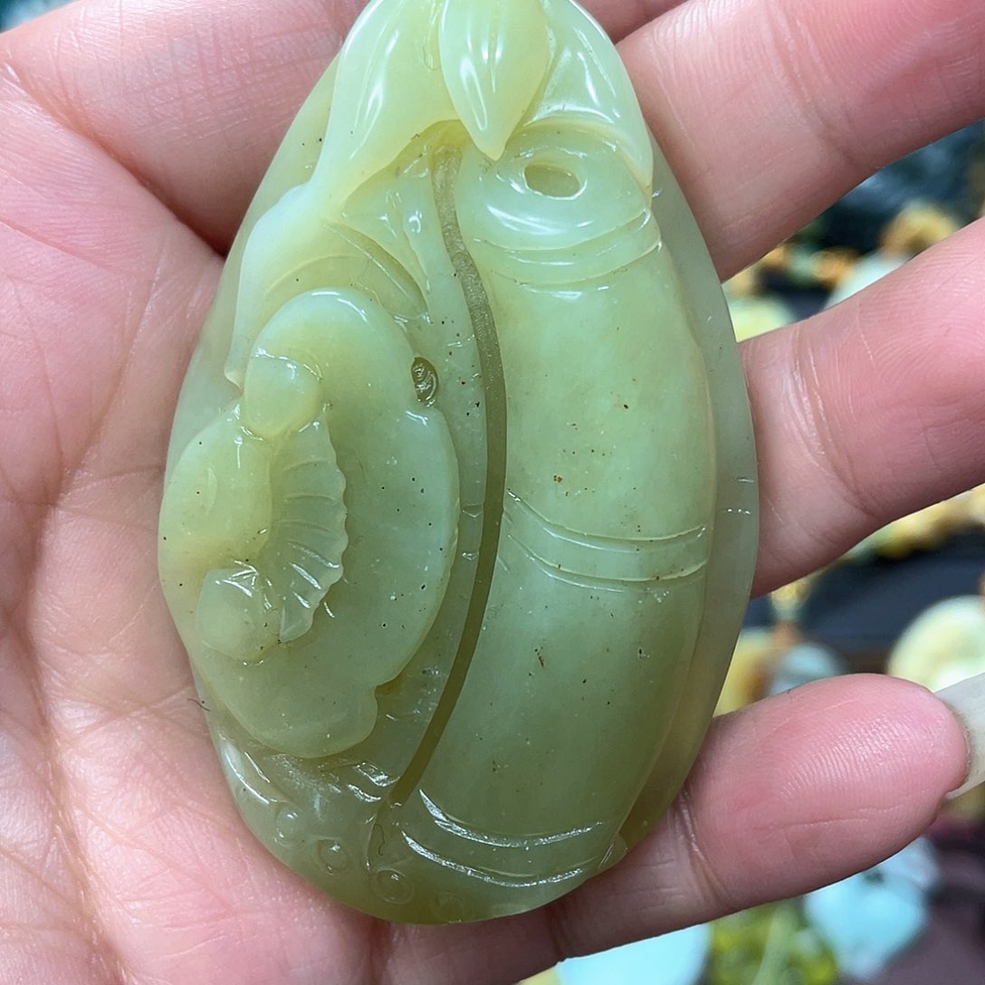 蛇纹石玉颈饰未镶嵌