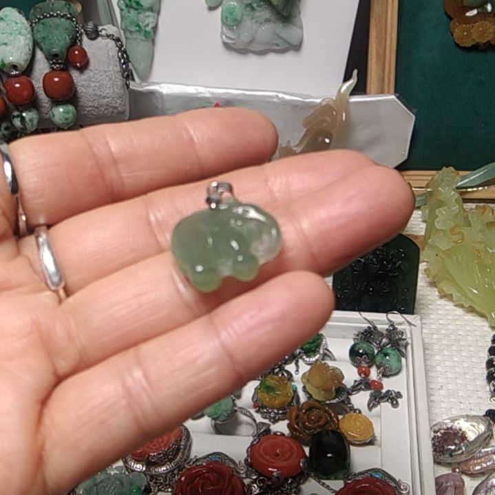 翡翠吊坠(赠链)未镶嵌