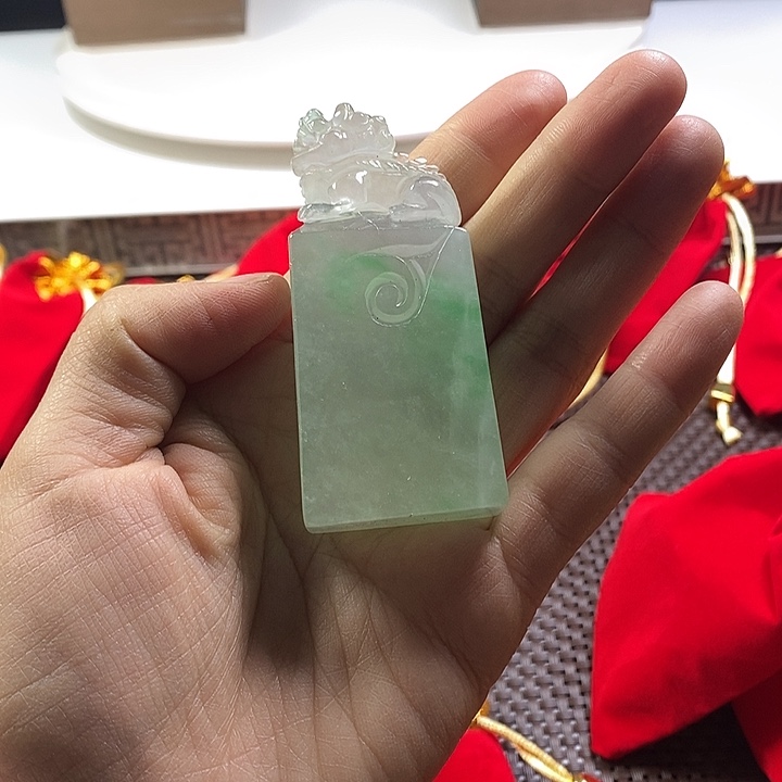 只买单纯的吊坠，没带链子，属的性质。