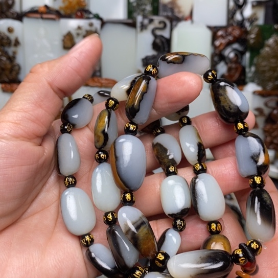 和田玉颈饰未镶嵌会****玉