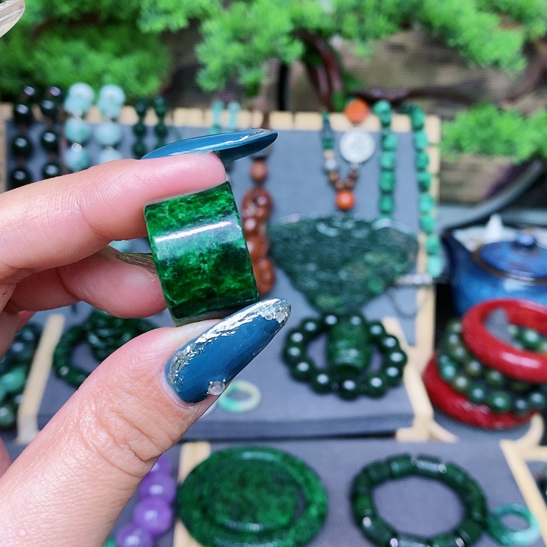 翡翠戒指未镶嵌张*鲁漂亮美眉