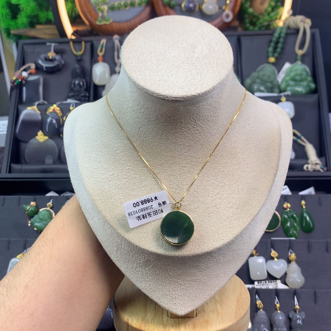 和田玉吊坠18K金镶嵌