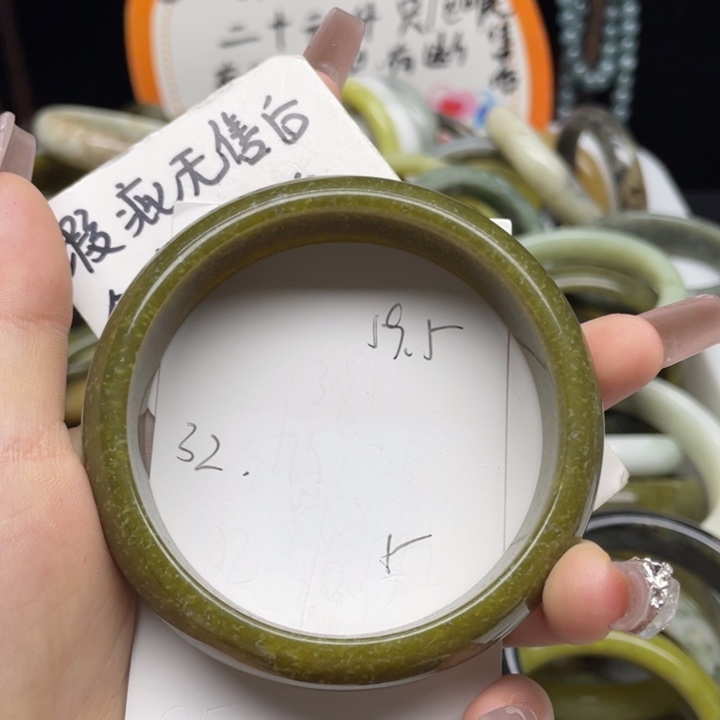 蛇纹石玉未镶嵌手镯