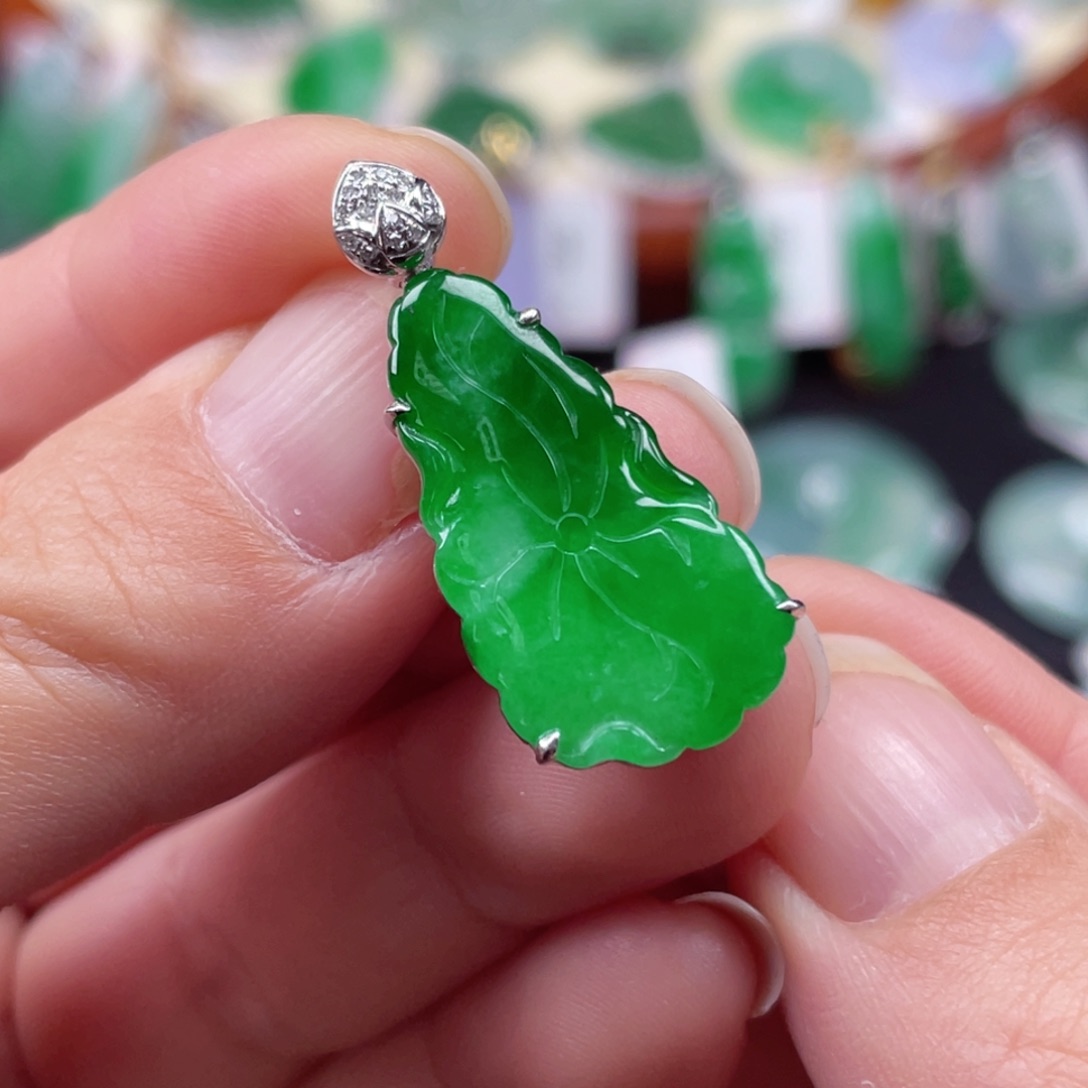 颈饰18K金镶嵌翡翠荷叶