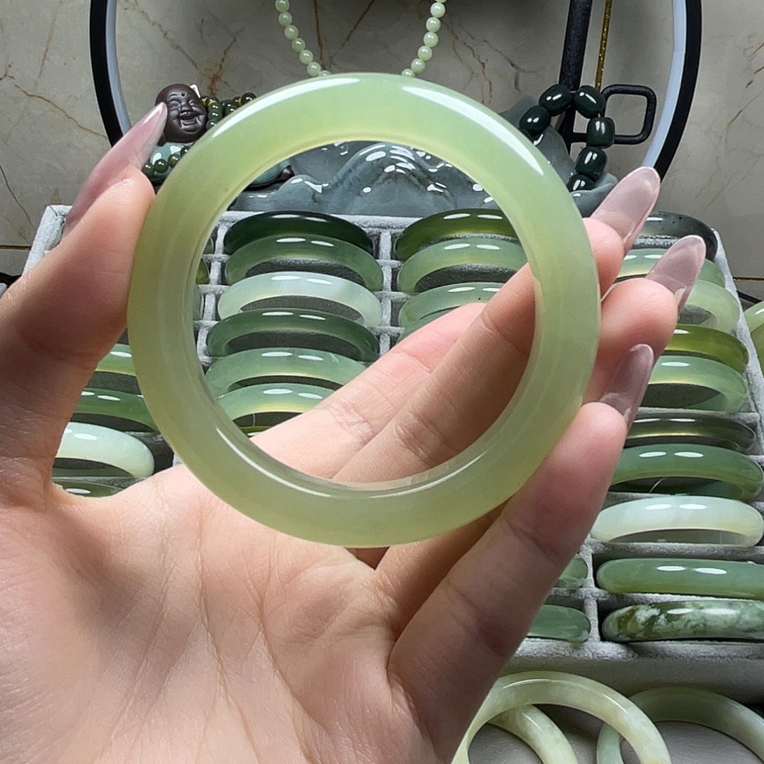 温***。蛇纹石玉未镶嵌手镯