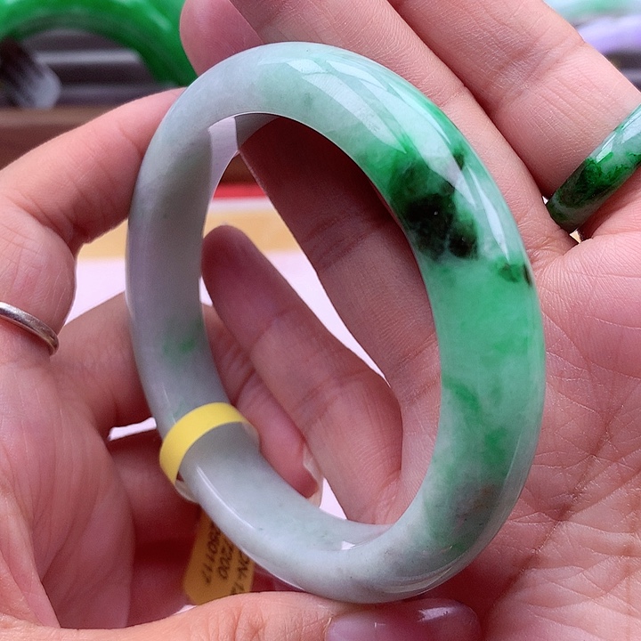 翡翠手镯未镶嵌翡翠