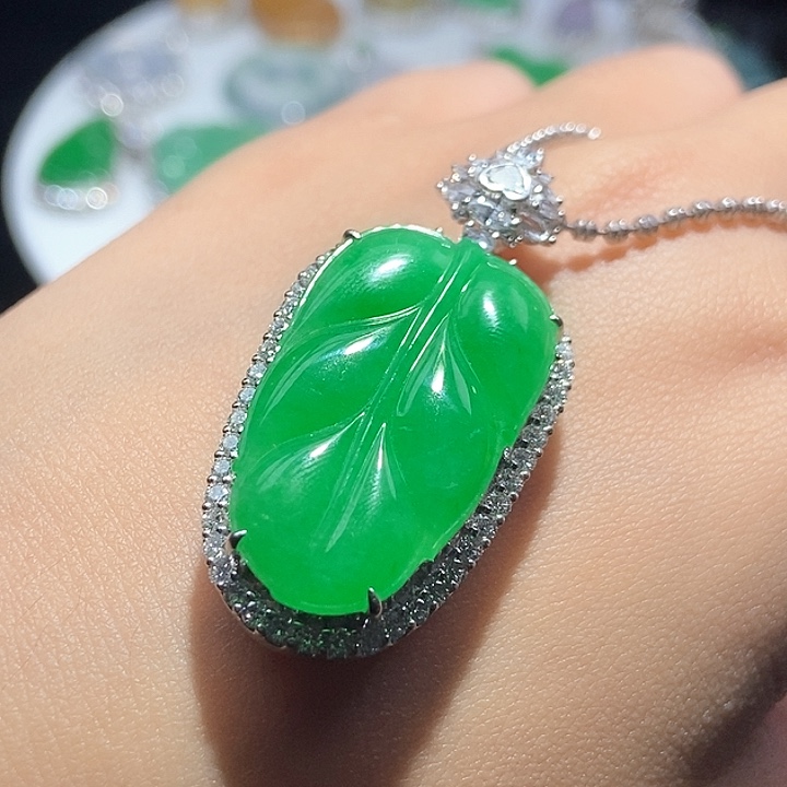 颈饰18K金镶嵌翡翠