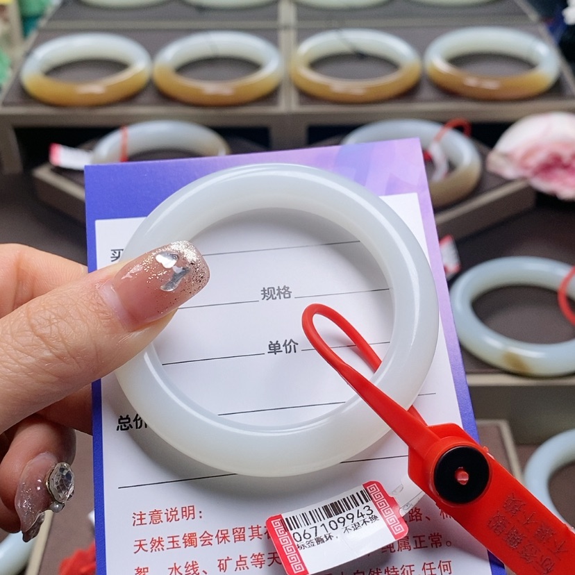 【闪购商品】和田玉手镯未镶嵌东**V