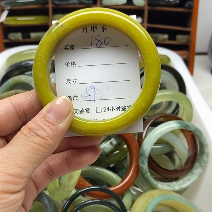 蛇纹石玉未镶嵌手镯