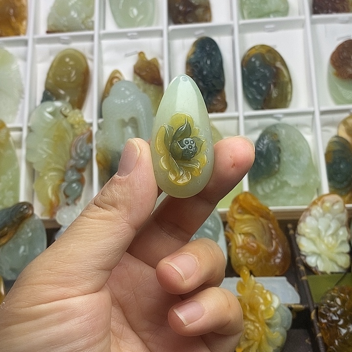 蛇纹石玉未镶嵌颈饰