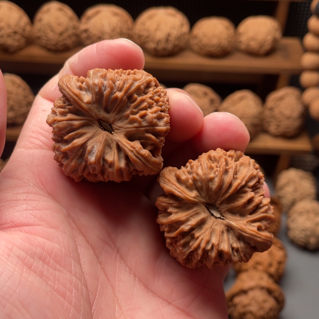 .***文玩核桃把件南疆石