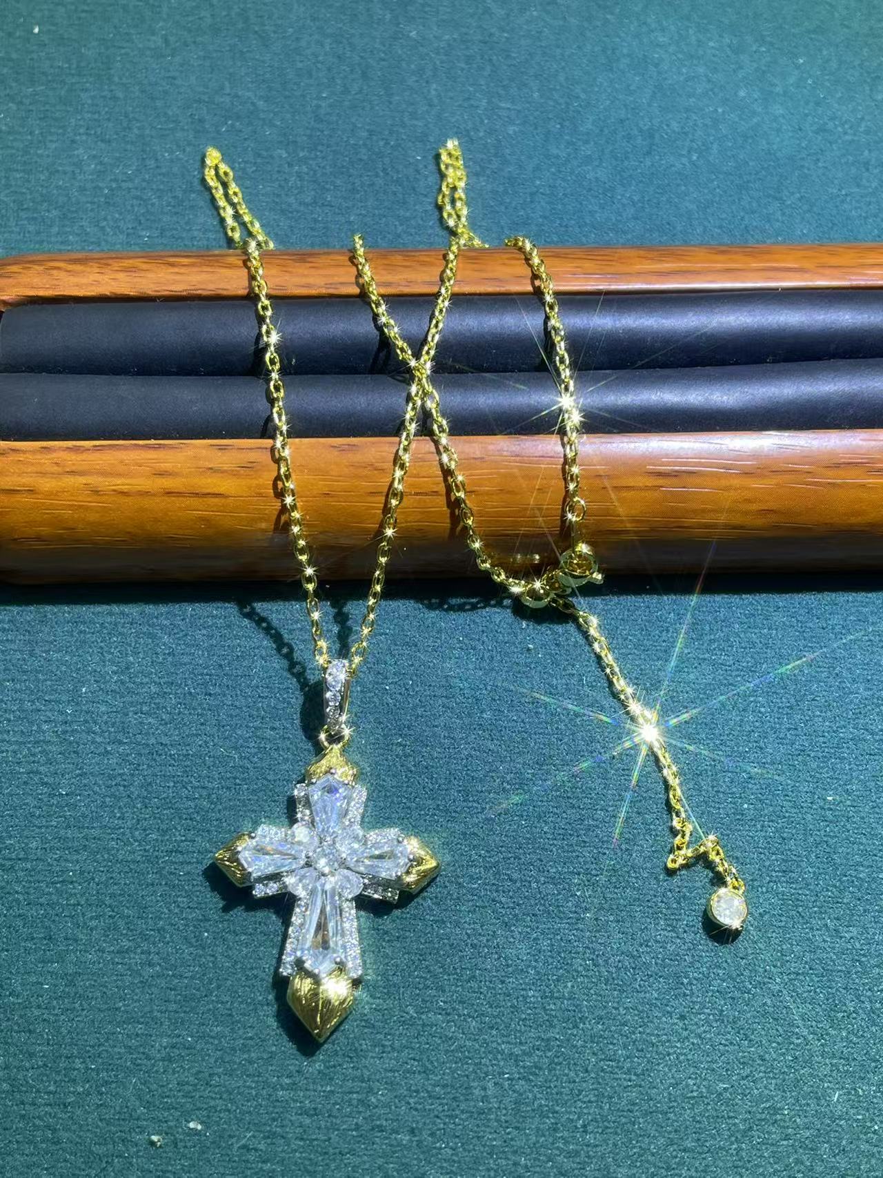 s1467黄色大十字架满镶吊坠多样性发货