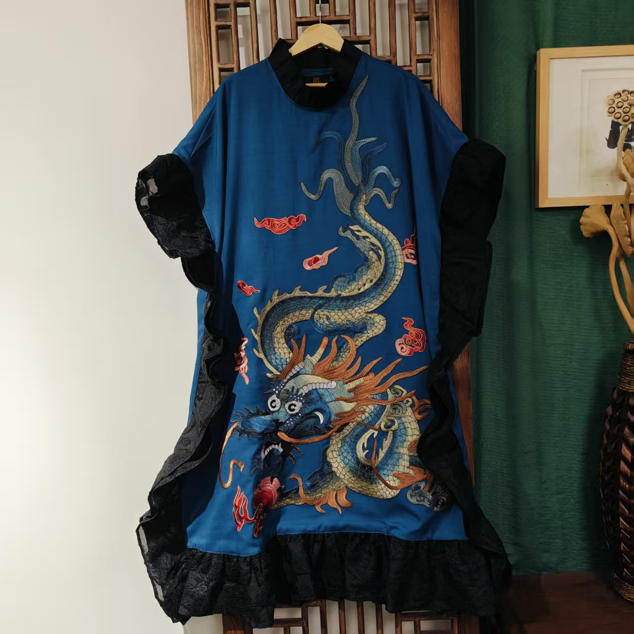 (LS318-11）凤徕兮定制蓝色光板底渐变蓝龙刺绣花边领加纱袍子