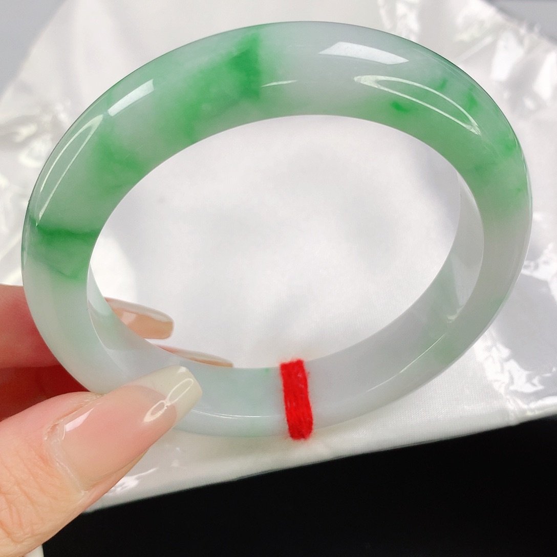 翡翠手镯未镶嵌56圈