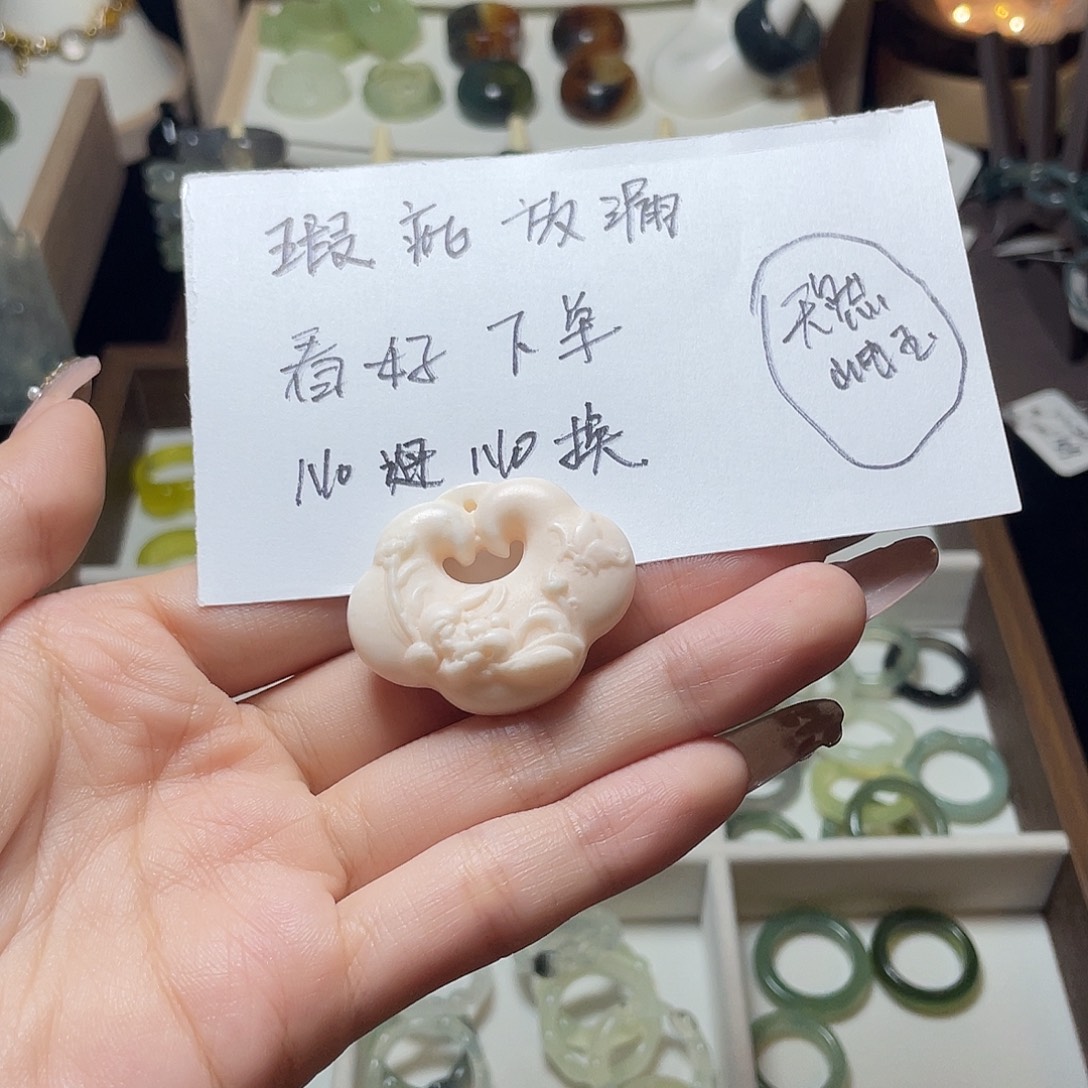 蛇纹石玉未镶嵌戒指伴生矿 微瑕