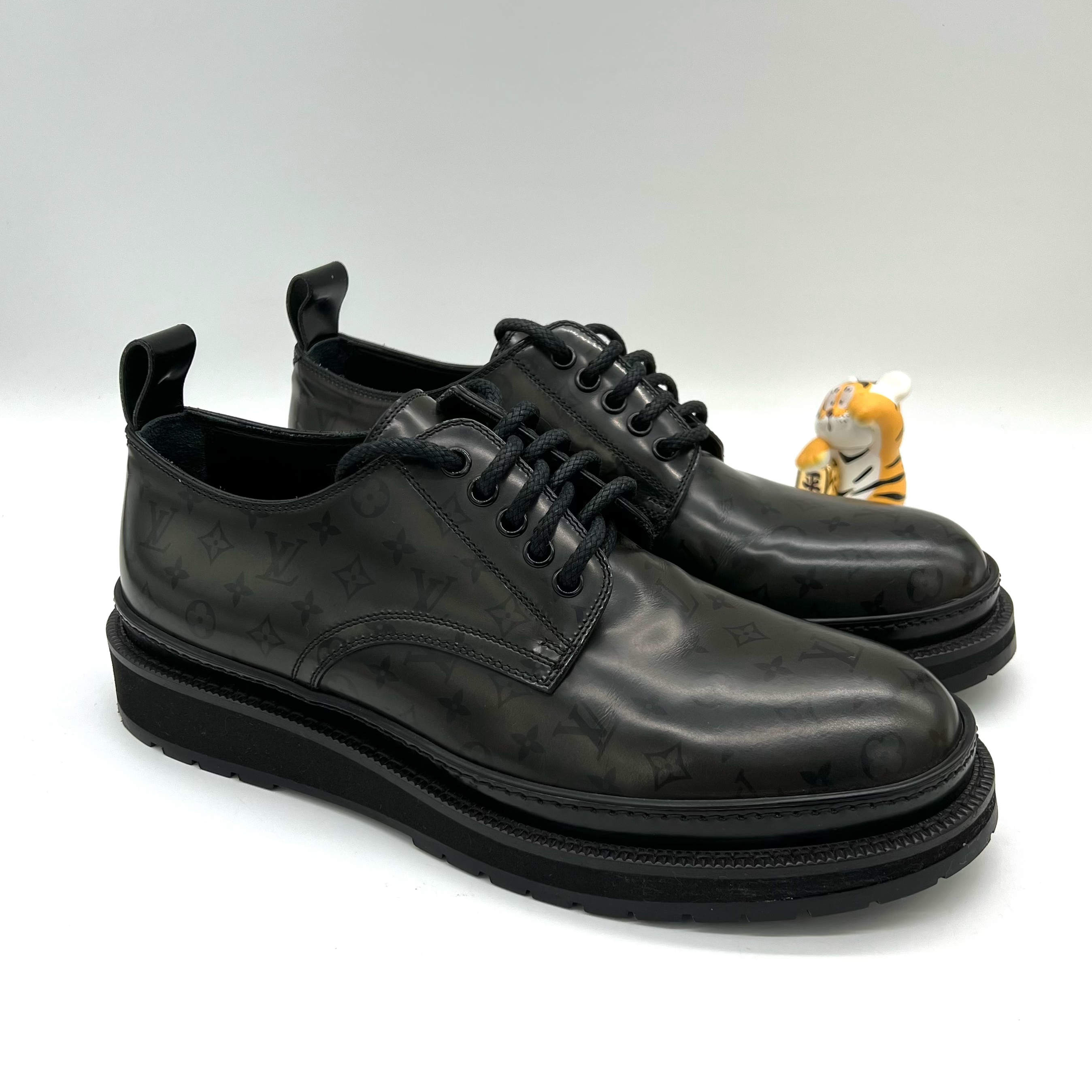99新 LouisVuitton/路易威登 男士黑色满面老花亮皮面乐福鞋42码 