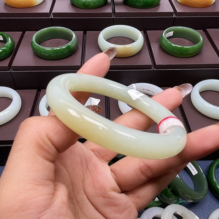 和田玉未镶嵌手镯