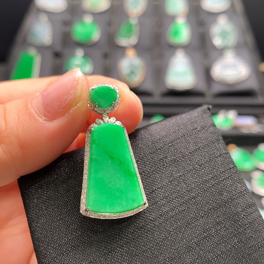 翡翠18K金镶嵌颈饰无事牌