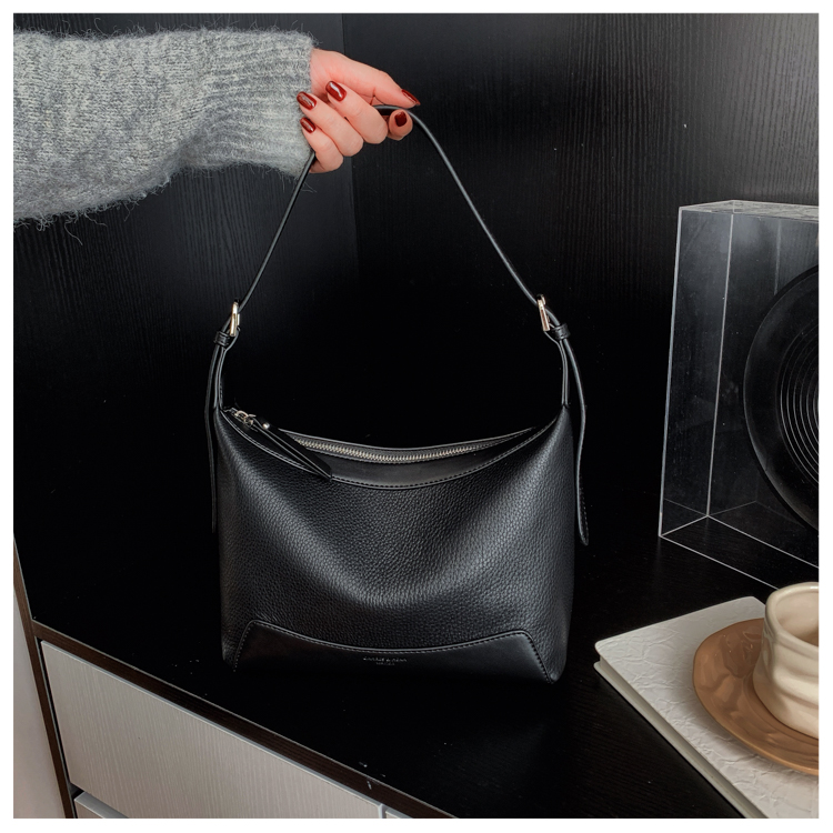 秋冬复古小众包包女2025新款时尚百搭斜挎包高级感单肩腋下托特包