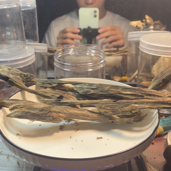 沉香手把件乌身圆叶树心油