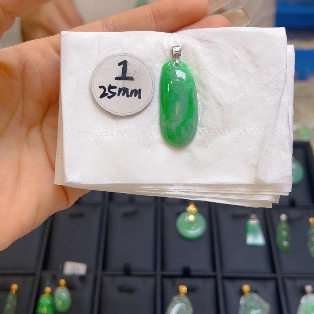 翡翠颈饰18K金镶嵌翡翠