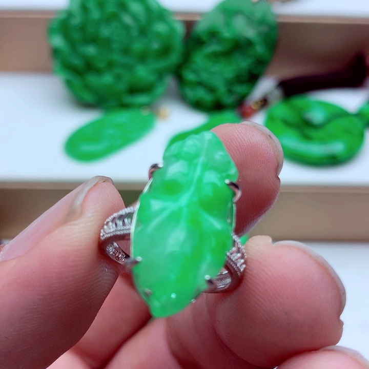 翡翠未镶嵌戒指戒指