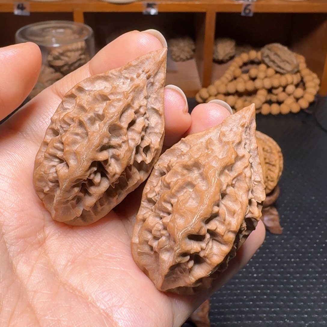 文玩核桃把件龙鳞绣花鞋