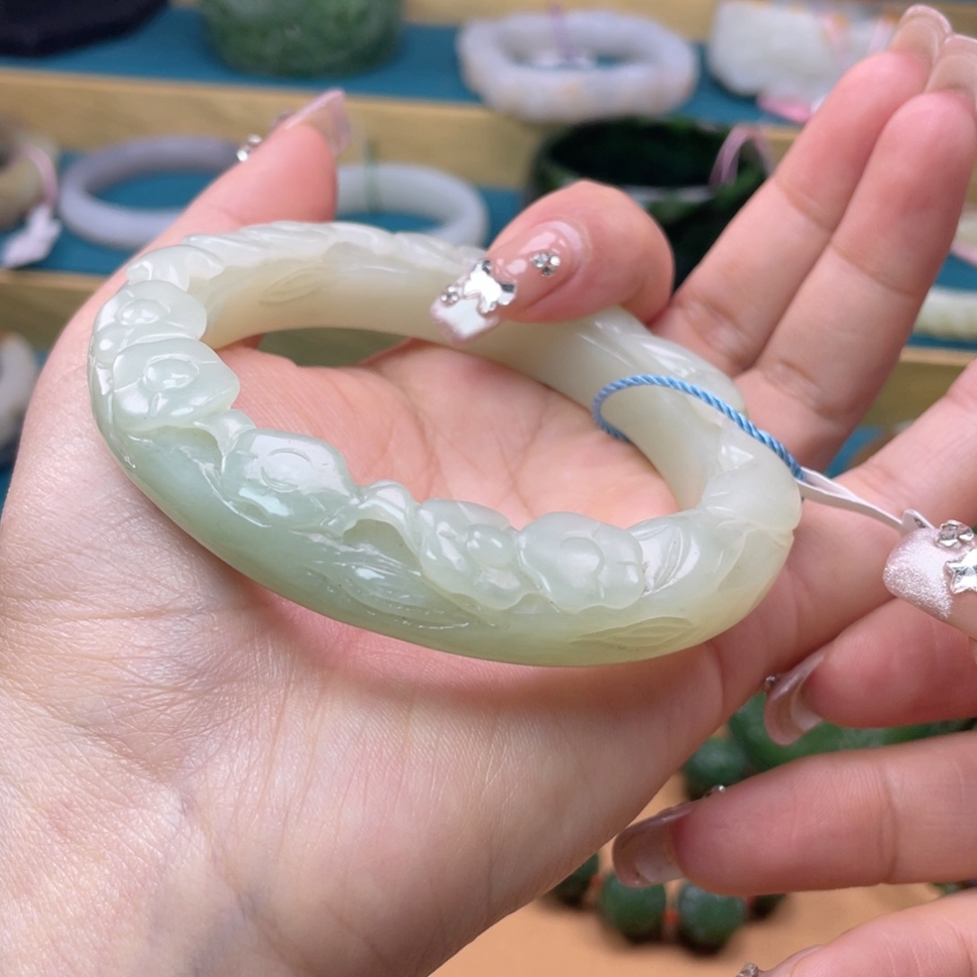 和田玉手镯62圈口。编号27未镶嵌