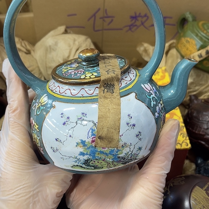 紫砂茶壶原矿泥料，手工制作的一把紫砂壶。