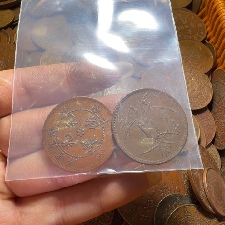 D***H两个铜币工艺品摆件