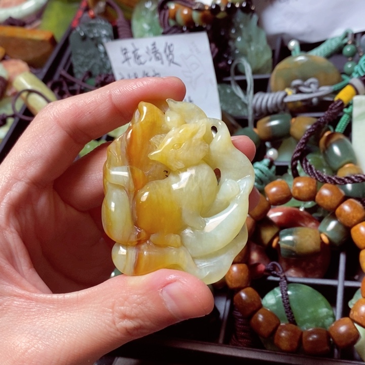 蛇纹石玉颈饰未镶嵌