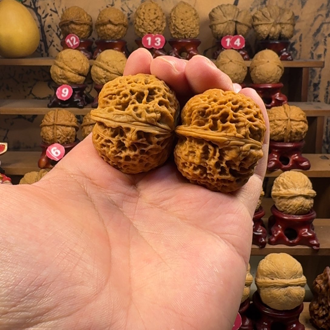 铁核桃把件富贵元宝