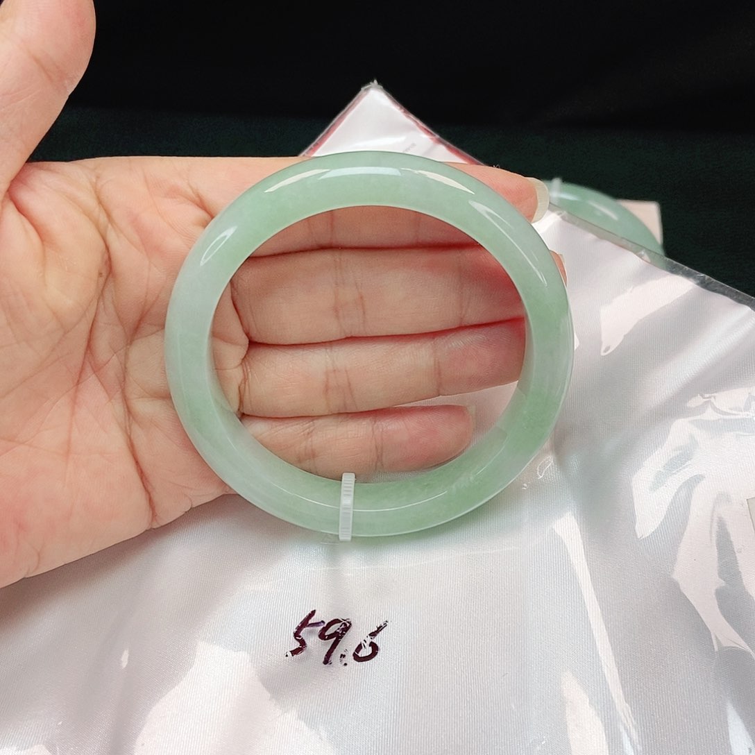 翡翠手镯未镶嵌泥鳅