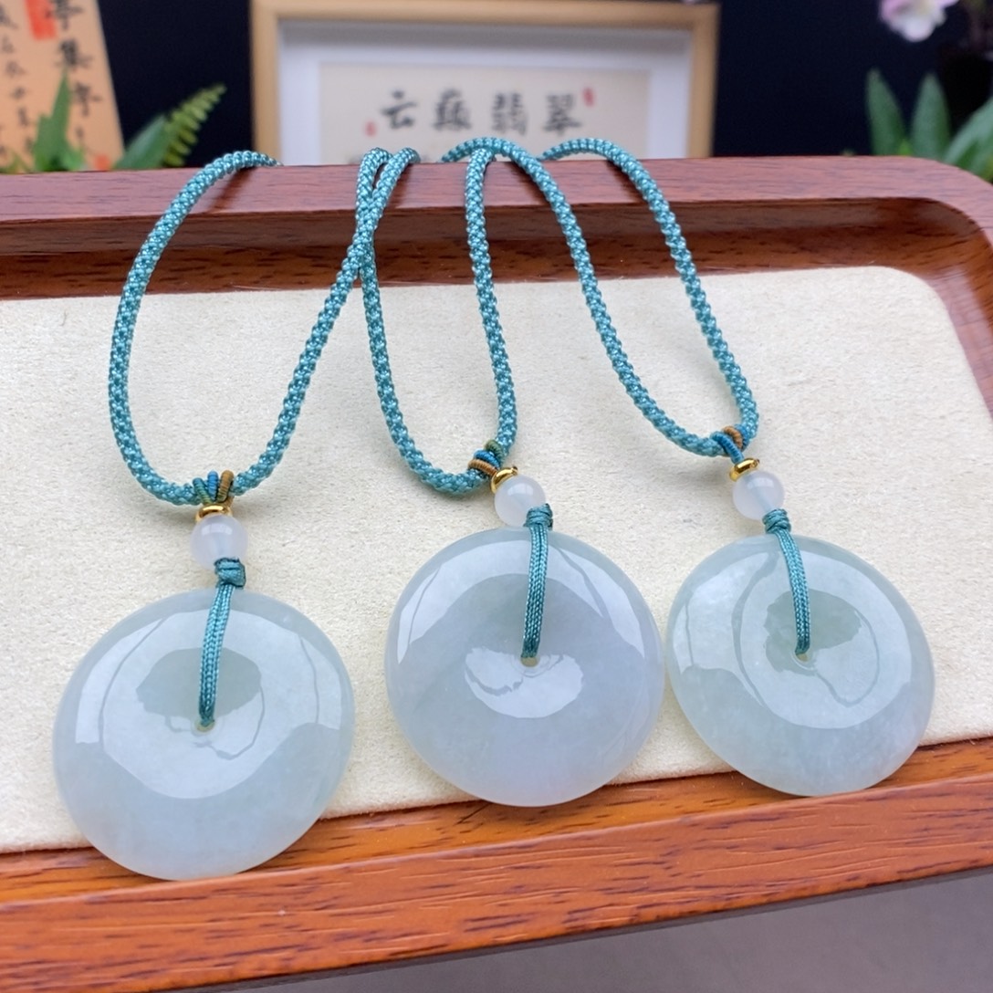 翡翠未镶嵌颈饰发其一