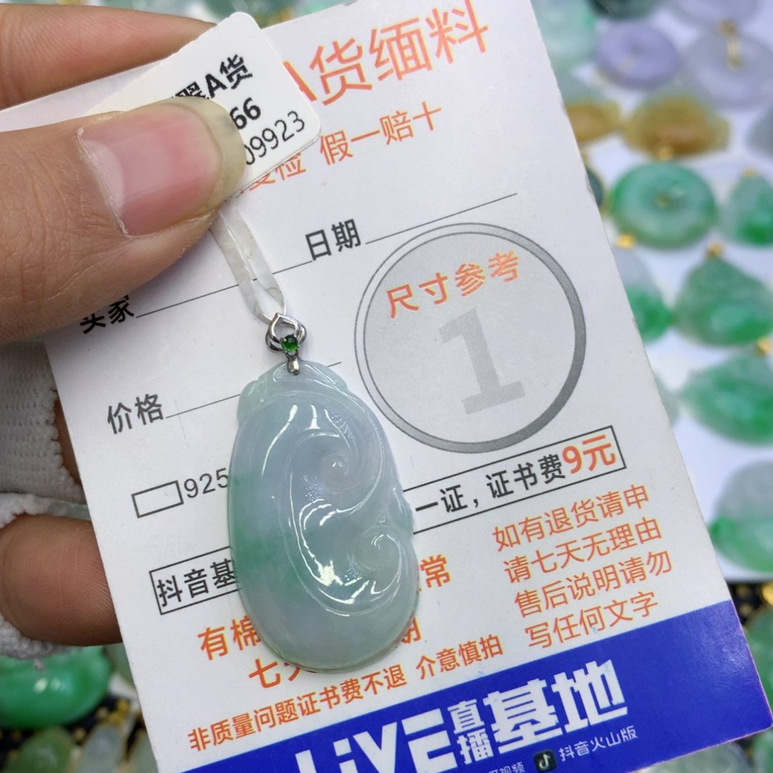 翡翠颈饰18K金镶嵌翡翠的