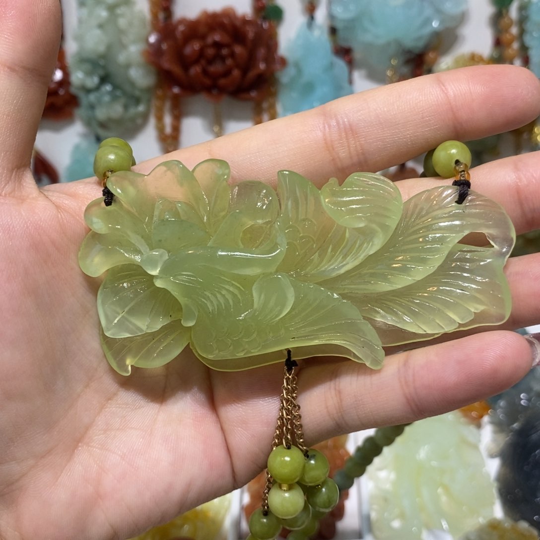 蛇纹石玉未镶嵌颈饰