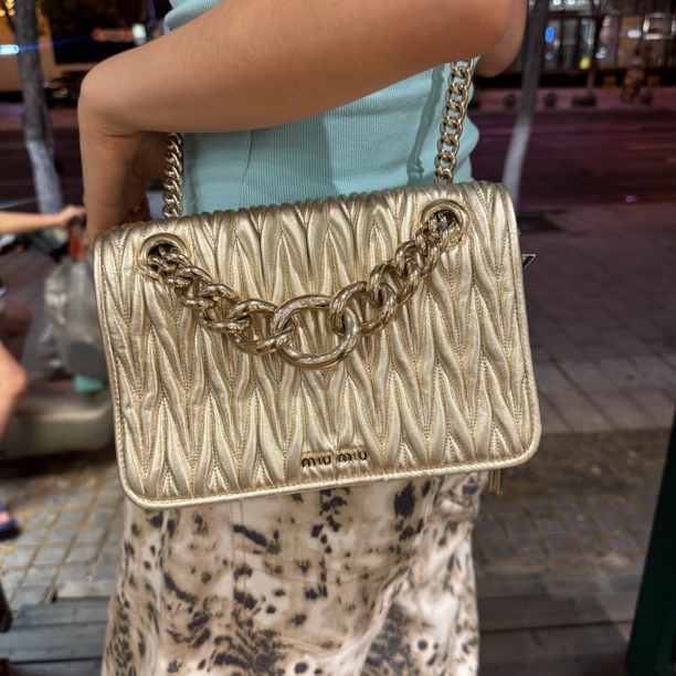 95新 MIU MIU/缪缪 缪缪 珠光金褶皱斜挎包